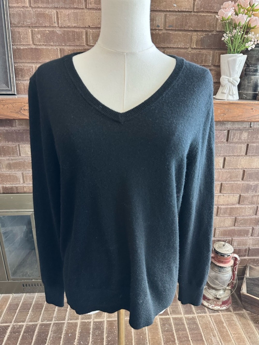 NWT Quince 100% Mongolian Cashmere V-Neck Sweater Black Medium Quiet Luxury